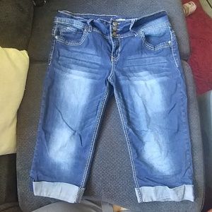 {16P} Capris Royalty For Me